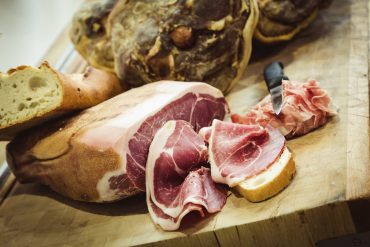 Jambon Sec du Morvan 18 mois avec Os 8,5kg Fernand Dussert sur support à  Jambon avec plateau en Hévéa debout - Saveurs de Bourgogne - Vente de  produits du terroir